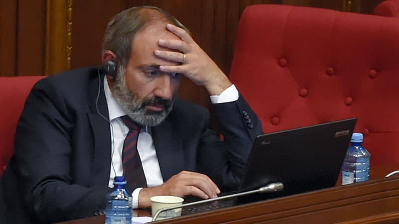 Paşinyanın hakimiyyətdə qalması bizə sərf edirmi? - Ekspertlər şərh edir