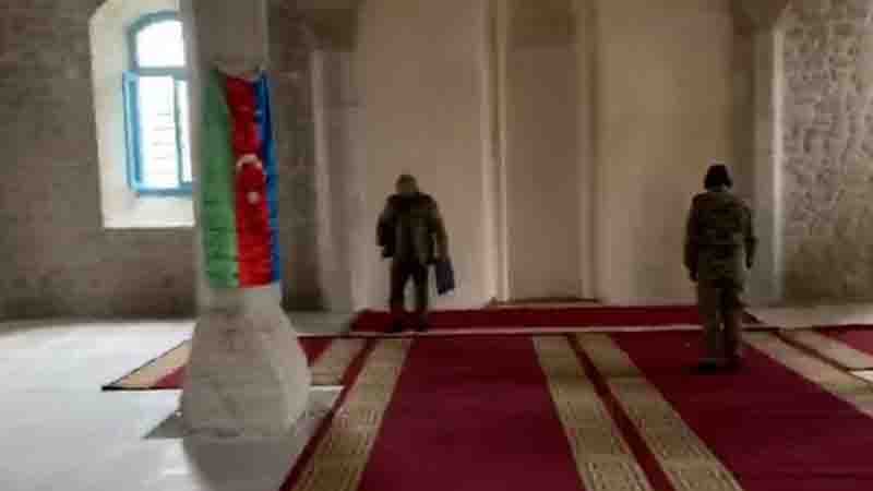 Azərbaycan əsgərləri Şuşa məscidində namaz qılır (VİDEO)
