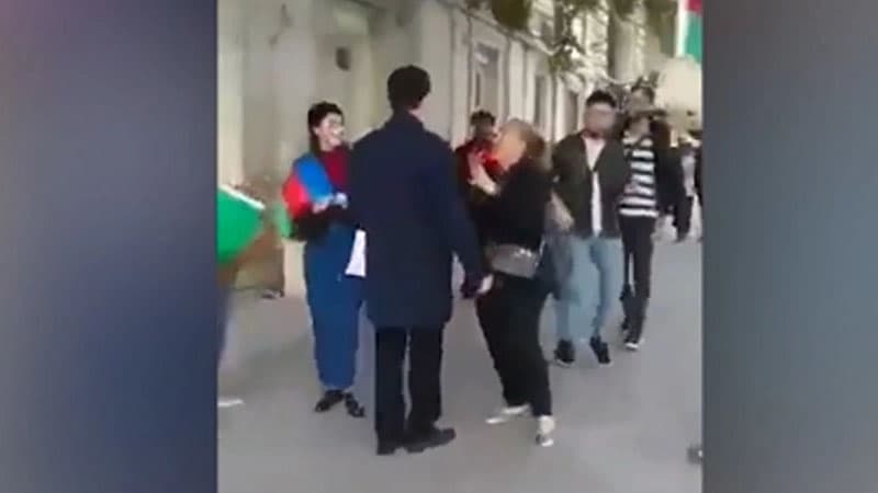 Hikmət Hacıyev işə piyada gedir (VİDEO)