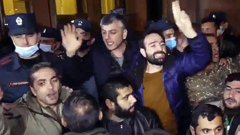 İrəvanda etirazlar Rusiya təyyarələrinin səsi altında dağıdıldı