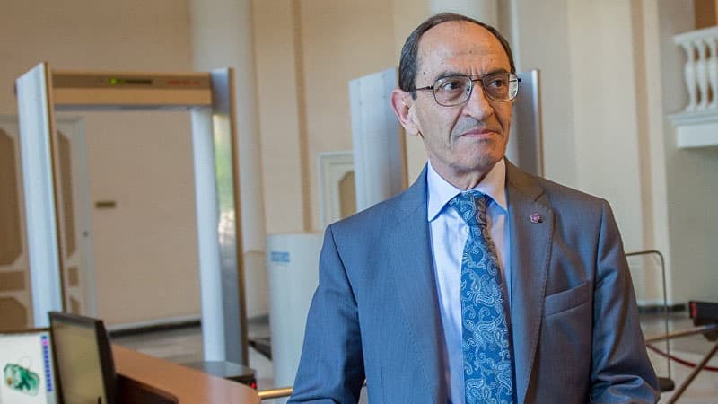 Ermənistanda istefalar başladı: Nazir müavi ərizəsini yazdı