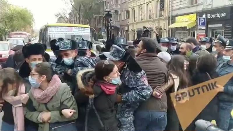Paşinyanın istefasını tələb edən etirazçılar yolları bağladı: Avtobus insanları əzdi (VİDEO)