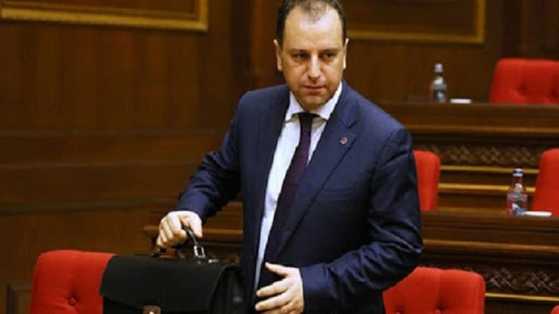 Ermənistan müdafiə naziri istefa verdi: yerinə bu şəxs gələcək