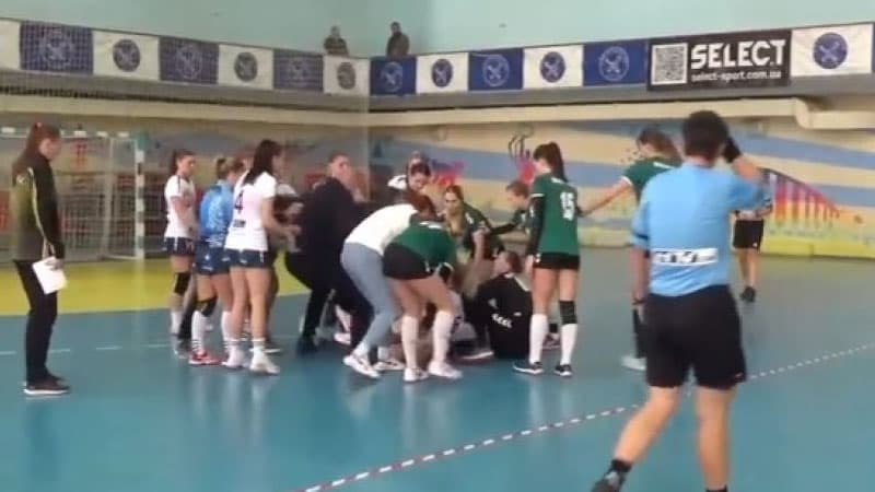 Ukrayna həndbolçuları arasında kütləvi dava düşdü (VİDEO)