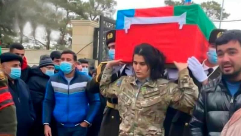 Qardaşı və həyat yoldaşı şəhid oldu - Nəşini çiyinləri üzərində daşıdı