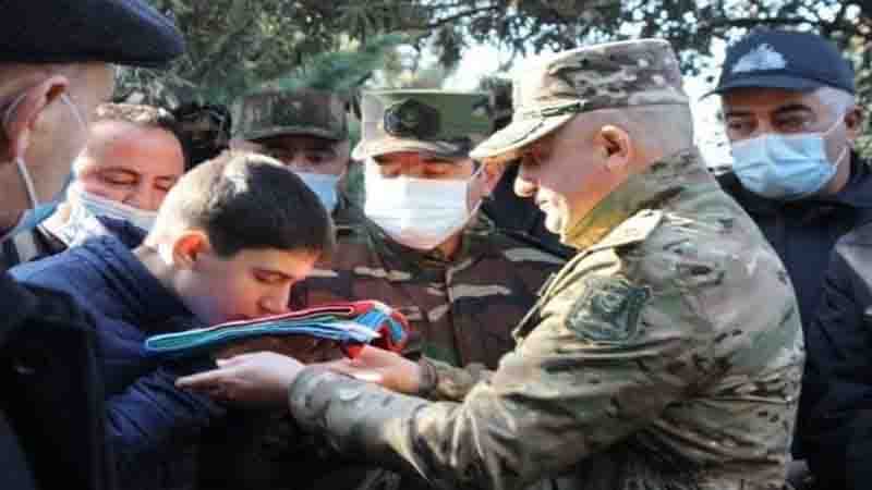General şəhid polkovnikin övladına dövlət bayrağını təqdim etdi (FOTO)