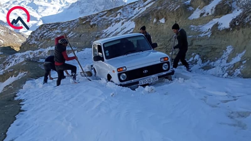Qubanın Buduq kəndinə güclü qar yağdı, yol bağlandı (FOTOLAR)
