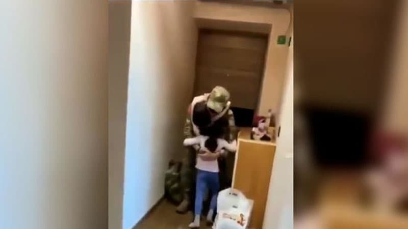 Müharibədən dönən qazimizin övladları ilə görüş anı (VİDEO)