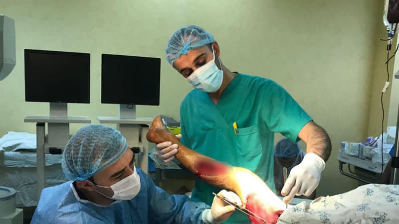 "Yaralı əsgərlər döyüş bölgəsinə qaçırdılar, bəzilərini güclə saxlayırdıq" - Cərrah