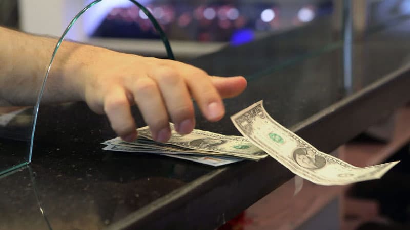 Banklar da kredit verməyə çəkinir: "Gələn il devalvasiya istisna deyil"