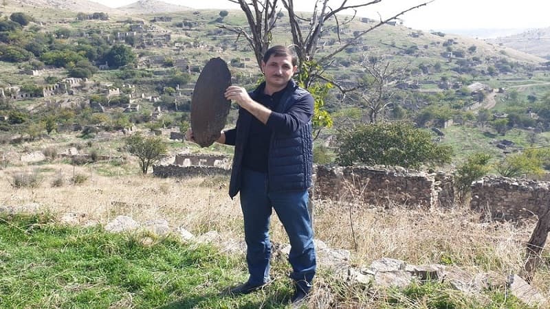 27 il sonra işğaldan azad olunan evlərinə getdi, iki əşya tapdı (FOTO)