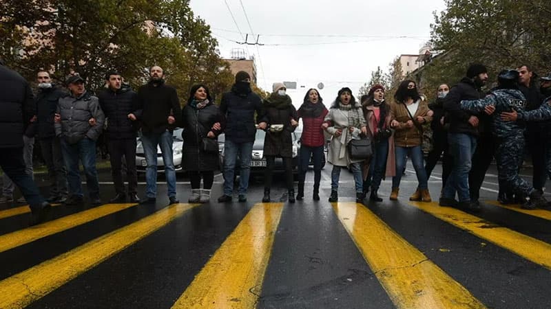 İrəvanda etirazçılar parlament binasının qarşısında toplaşdı