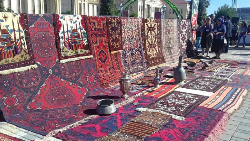 İtaliyada satışa çıxarılan unikal Azərbaycan xalçaları Vətənə qaytarıldı