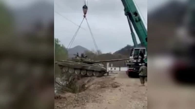 Azərbaycan hərbçiləri ermənilərin atıb qaçdığı texnikaları dərələrdən yığırlar (VİDEO)