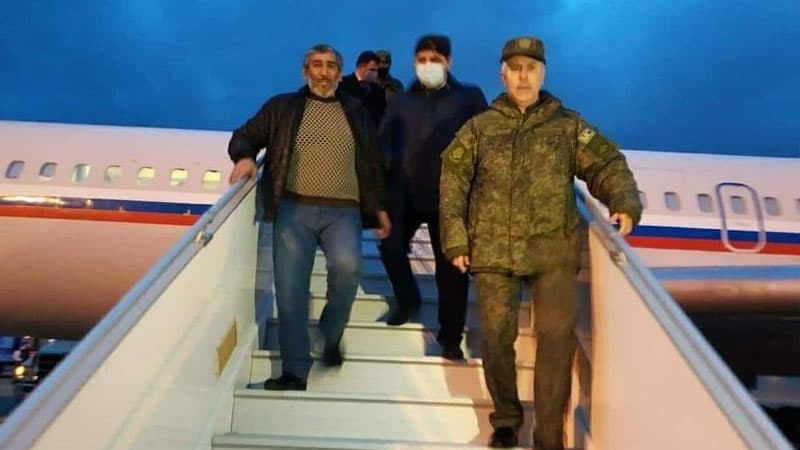 Əsirlikdən azad olunan hərbi qulluqçular və mülki vətəndaşlar (SİYAHI/FOTO)