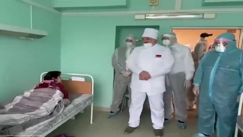 Lukaşenko həkim formasında xəstə qadının qarnıyla maraqlandı (VİDEO)