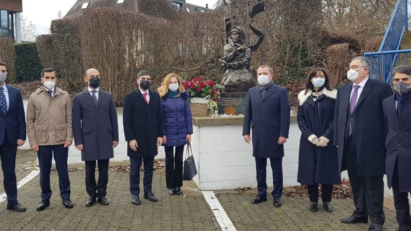 Ceyhun Bayramov Belçikada Natəvanın abidəsini ziyarət etdi (FOTO)