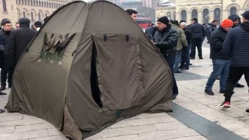 Ermənistanda müxalifət hökumət binasını mühasirəyə aldı