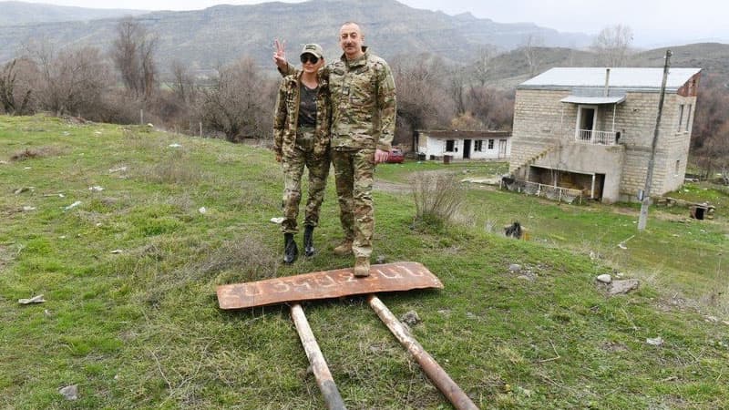 Prezident Qubadlının kəndindəki ermənicə lövhəni sökdürdü (FOTO/VİDEO)