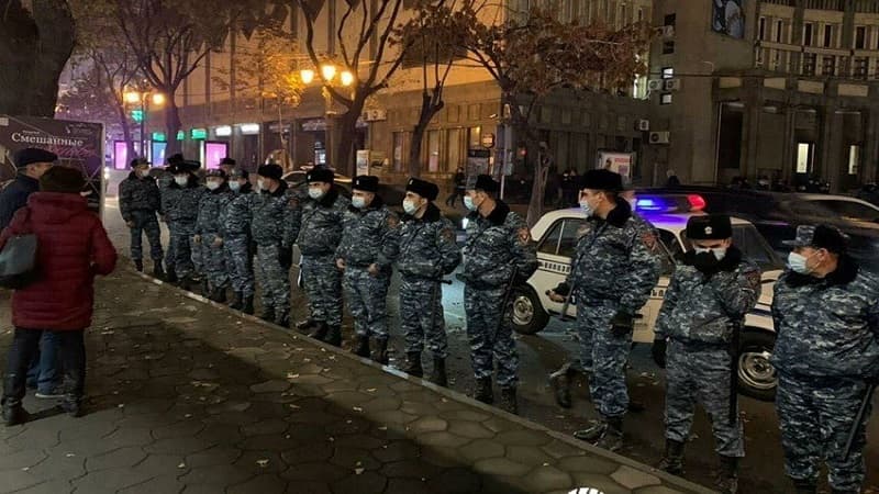 Ermənistan vətəndaşları parlament binasını mühasirəyə aldı