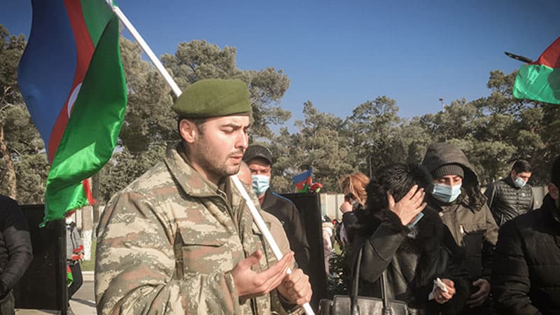 Azərbaycan xalqı Yeni ilin ilk günü Şəhidlər xiyabanına axışdı (FOTOLAR)