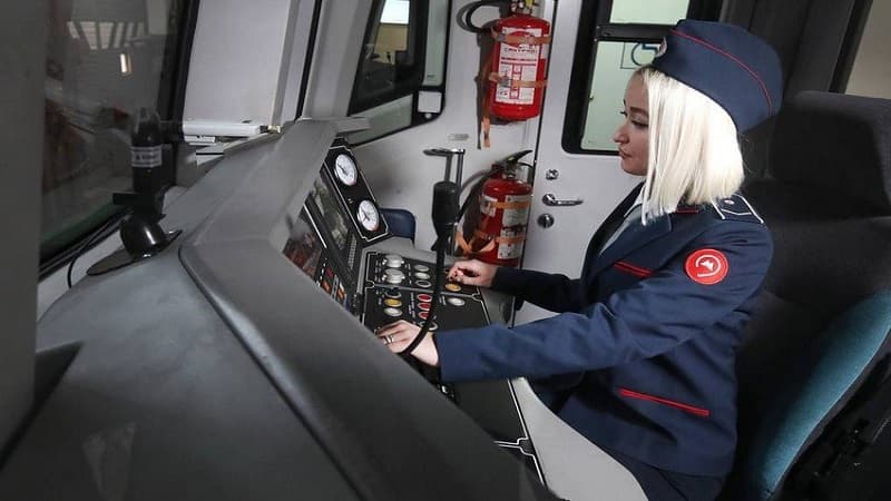 Moskva metrosunda qadın maşinistlər işə başladı (FOTO)