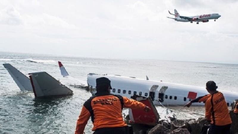 İndoneziyada sərnişin təyyarəsi qəzaya uğradı