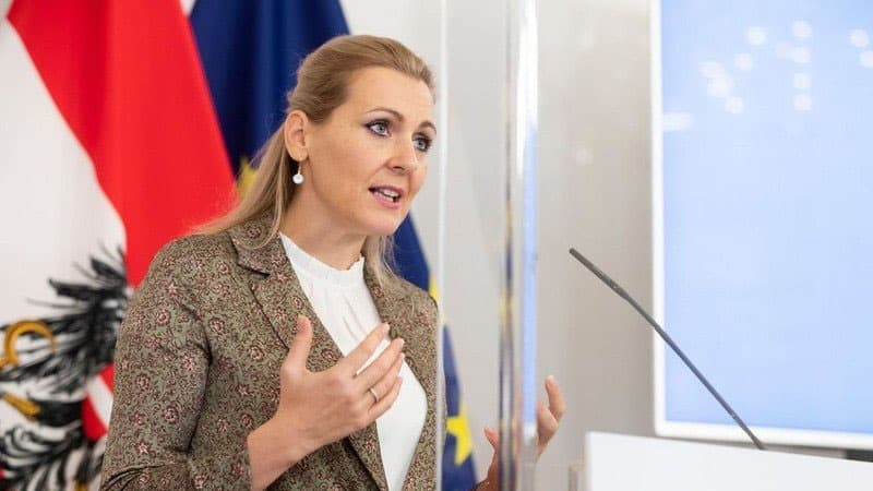 Dissertasiyası plagiat çıxan nazir istefa verdi
