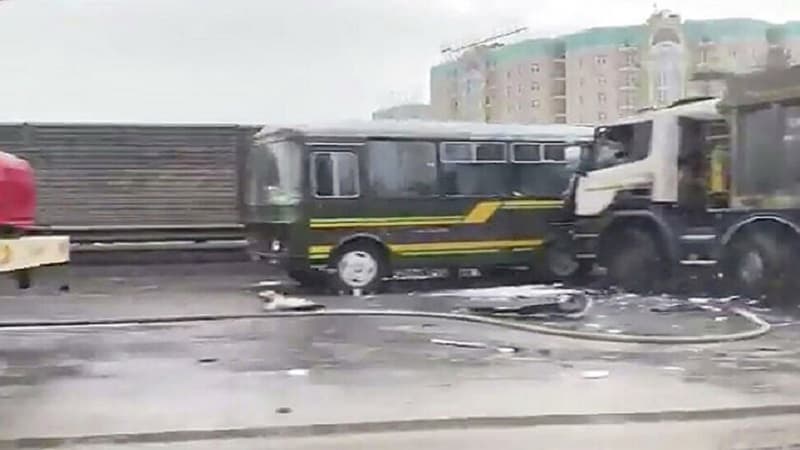 Rusiyada yük maşını hərbi avtobuslara çırpıldı - 4 hərbçi öldü