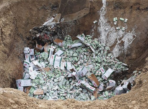 İtaliyadan gətirilən istifadəyə təhlükəli qidalar məhv edildi (FOTO)