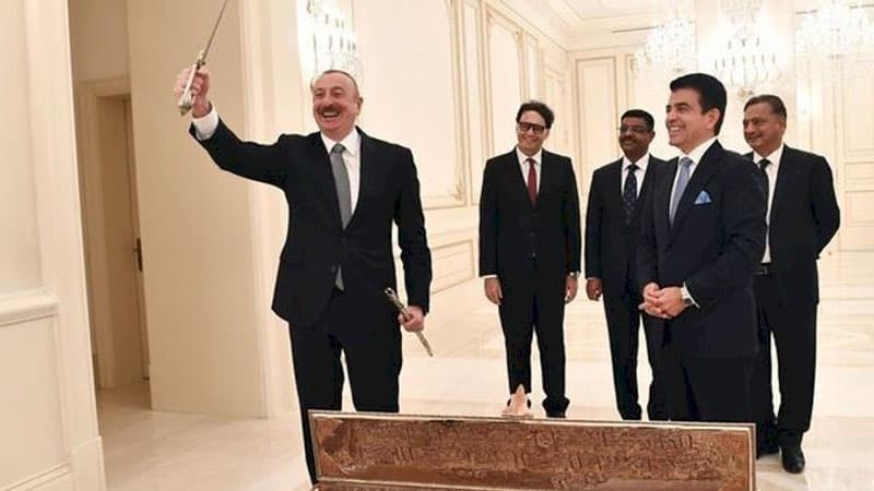 Azərbaycan Prezidentinə qılınc hədiyyə edildi (FOTOLAR)