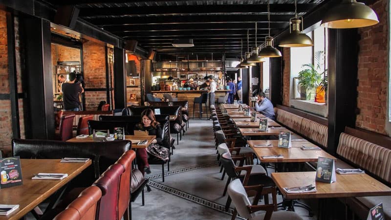 Kafe və restoranların fəaliyyəti bu şərtlə bərpa oluna bilər - Həkim