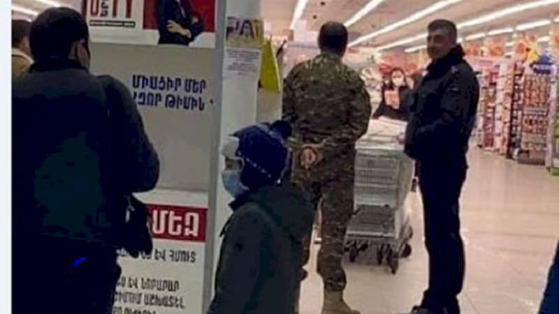 Azərbaycanlılar İrəvanın mərkəzində alış-veriş edir (FOTO/VİDEO)