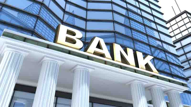 Banklar nədən adi adamların beş manatını görür, məmur milyonlarını yox? - Ekspert