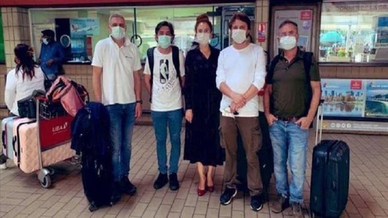 Girov götürülən Türkiyə gəmisində gizlənən üç dənizçi ölkəsinə gətirildi (FOTO)