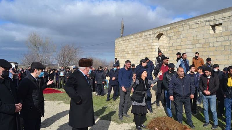 Şəhid anası oğlunun dəfnindən əvvəl qurban kəsdi (FOTO/VİDEO)