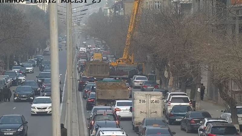 Yolda işləyən kran Bakıda tıxaca səbəb oldu (FOTO)