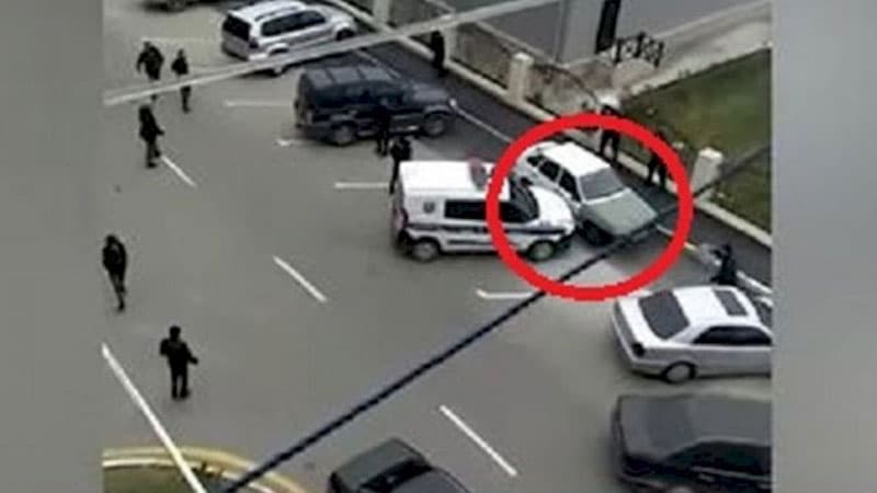 Bakıda polis qaçan şəxsə atəş açdı (VİDEO)