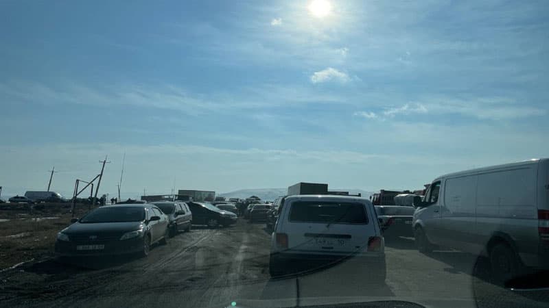 Diversantların yaxınları Yerevana gedən əsas yolu bağladı