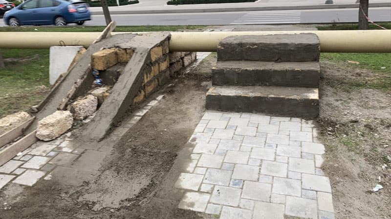 Piyadaların hərəkətinə mane olan qaz xətti torpaq altına köçürüldü (FOTOLAR)