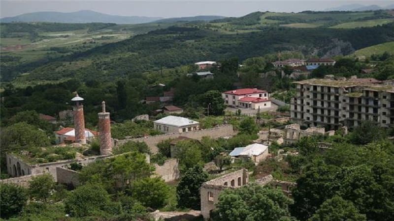 Şuşada iki ev yandı