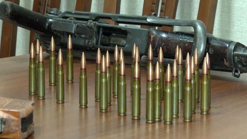 Evində “Kalaşnikov” gizlədən şəxs saxlanıldı (FOTOLAR)