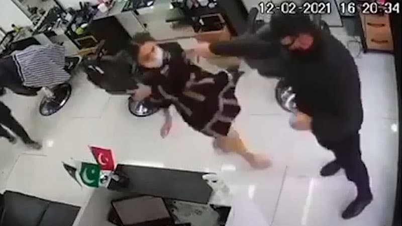 DİN-dən qadını itələyən polislə bağlı açıqlama (VİDEO)