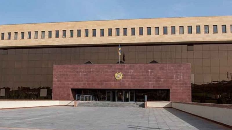 Ermənistanda Müdafiə Nazirliyi önündə aksiya keçirildi
