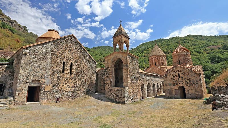Sülhməramlılar 15 ermənini Kəlbəcərə monastr ziyarətinə apardı (VİDEO)