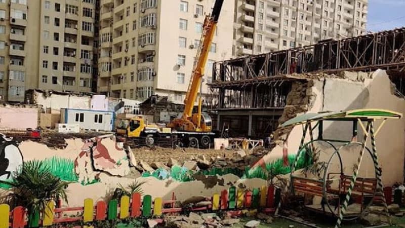Bakıda tikinti şirkəti bağçanın hasarını dağıtdı (VİDEO)