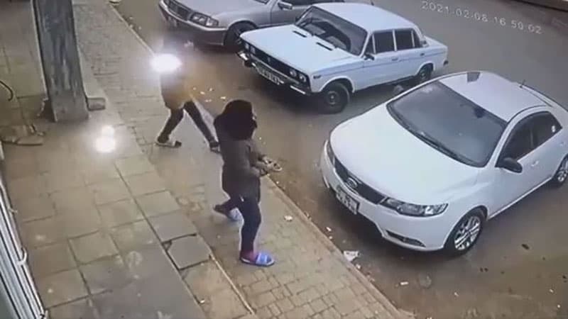 Bakıda qızdan qeyri-adi addım: Maşını daşladı (VİDEO)