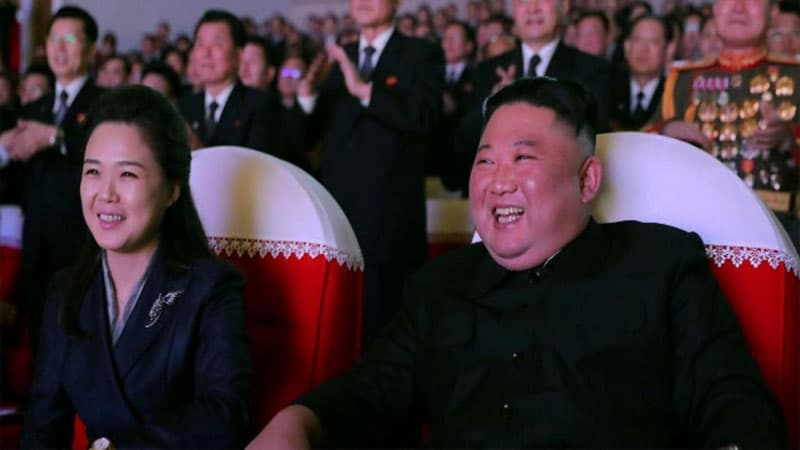 Kim Çenin həyat yoldaşı bir il sonra ilk dəfə göründü