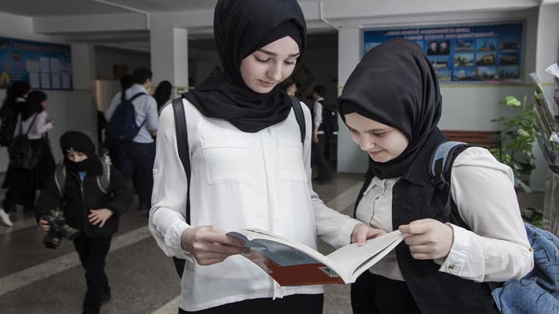 Məktəblərdə şagirdlərin hicab taxmasına qadağa varmı? – Təhsil eksperti