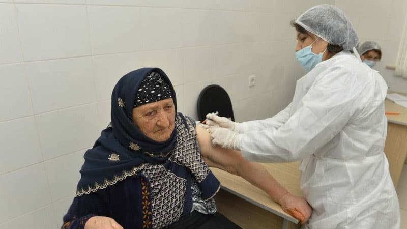 Lənkəranda 100 yaşlı qadın peyvənd olundu (FOTOLAR)